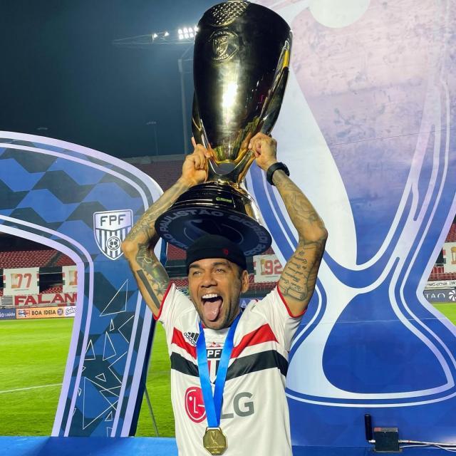 开云体育网址-第41冠躺冠 FIFA赞阿尔维斯是“冠军奖杯人体磁铁”